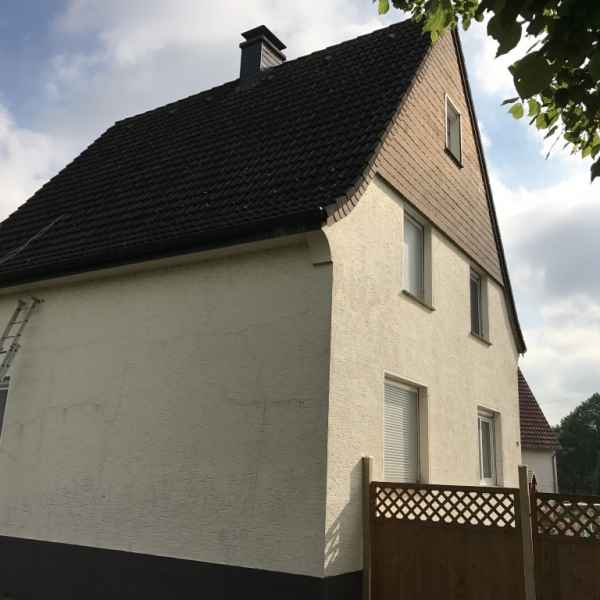 Verfüllen der Hohlschicht in der Außenwand mit isofloc Pearls WLG 033.