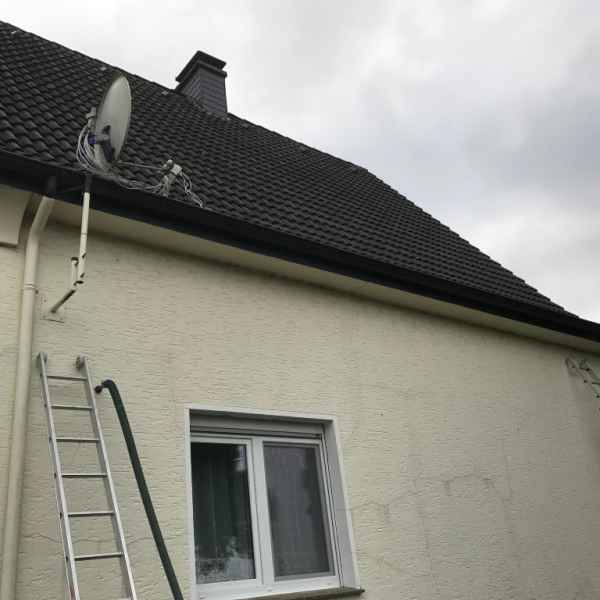 Verfüllen der Hohlschicht der Außenwand.