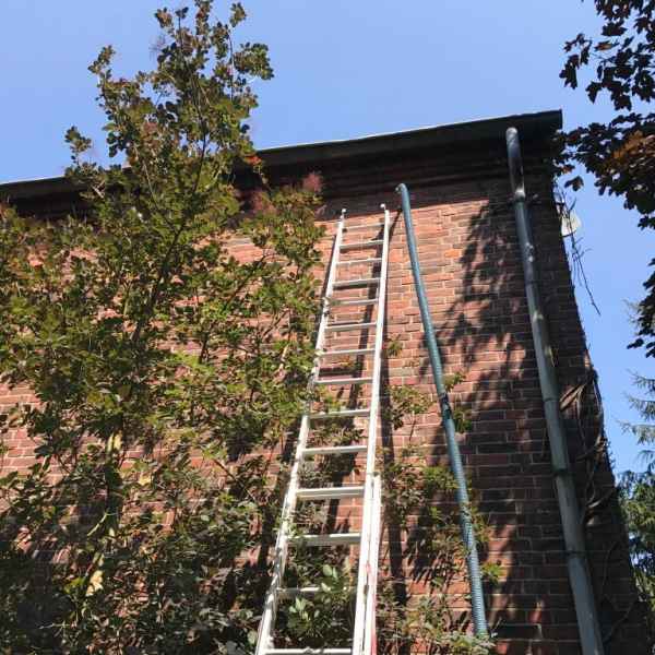 Ausblasen einer Klinkerfassade mit EPS-Granulat.