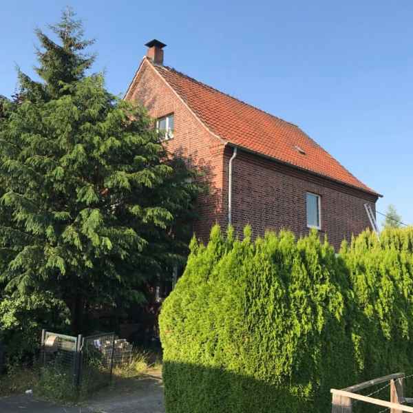 Ausblasen einer Klinkerfassade mit EPS-Granulat.