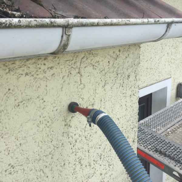 Zweischaliges Mauerwerk beim Ausblasen mit EPS-Dämmstoff.