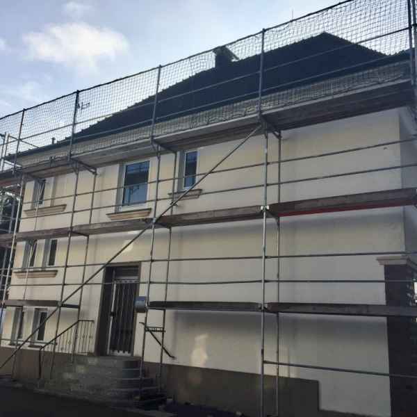 Zweischaliges Mauerwerk komplett mit EPS-Granulat verfüllt.