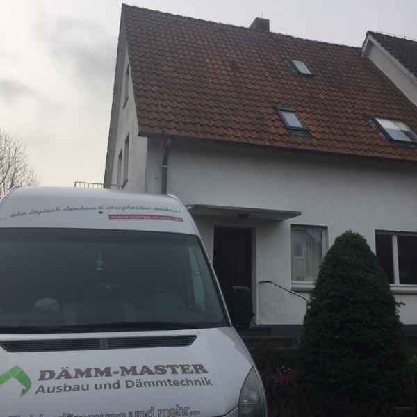 Doppelhaushälfte mit zweischaligem ungedämmtem Mauerwerk.