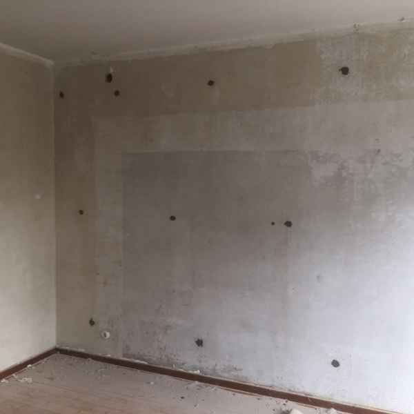 Zweischaliges Mauerwerk mit Knauf Supafil WLG 035 von innen ausgeblasen.