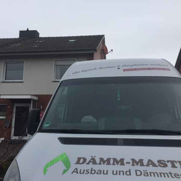 Ungedämmte Außenwand einer Doppelhaushälfte.