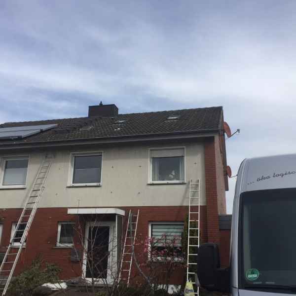 Vorbereitung der 22mm-Bohrungen für die Einblasdämmung.