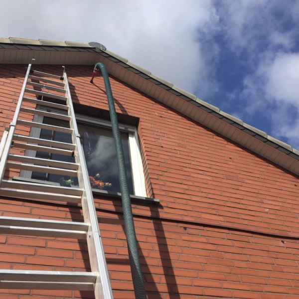 Verfüllen einer Außenwand mit Knauf Supafil 035.