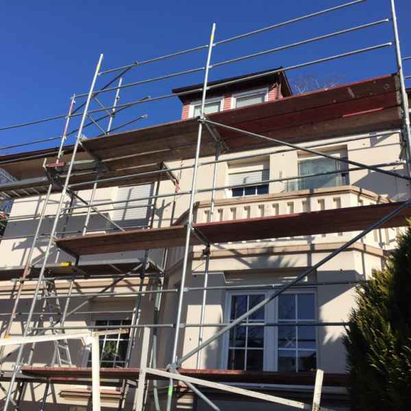 Zweischaliges Mauerwerk einer Stadtvilla mit Glaswolle von Knauf verfüllt.