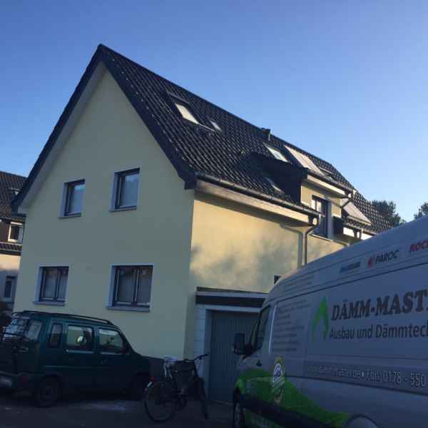 Fertig gedämmte Außenwand im Einfamilienhaus.