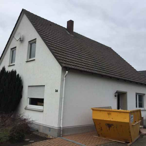 Fertig gedämmte Außenwand im Einfamilienhaus.