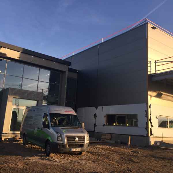 Zweischaliges Mauerwerk mit Einblasdämmstoff ausgeblasen.