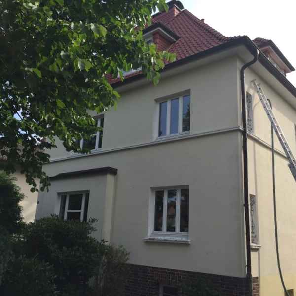 Stadtvilla-Außenwand mit EPS-Granulat WLG 033 verfüllt.