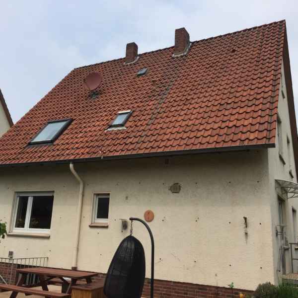 Bohrungen in der Wand für Knauf Supafil WLG 035 Einblasdämmung.