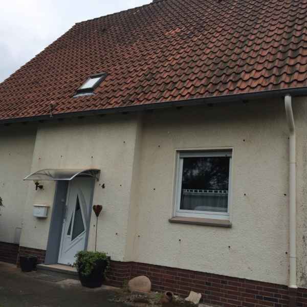 Bohrlöcher zum Verfüllen der Außenwand mit Glaswolle.