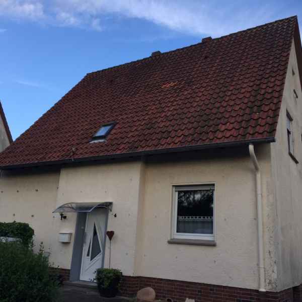 Fertig isolierte Außenwand. Bohrlöcher teilweise schon verschlossen.