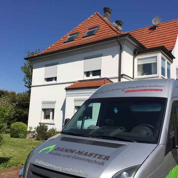 Ungedämmte Außenwand in einem Zweifamilienhaus.