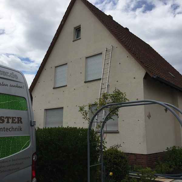 Ungedämmte Außenwand in einem Zweifamilienhaus.