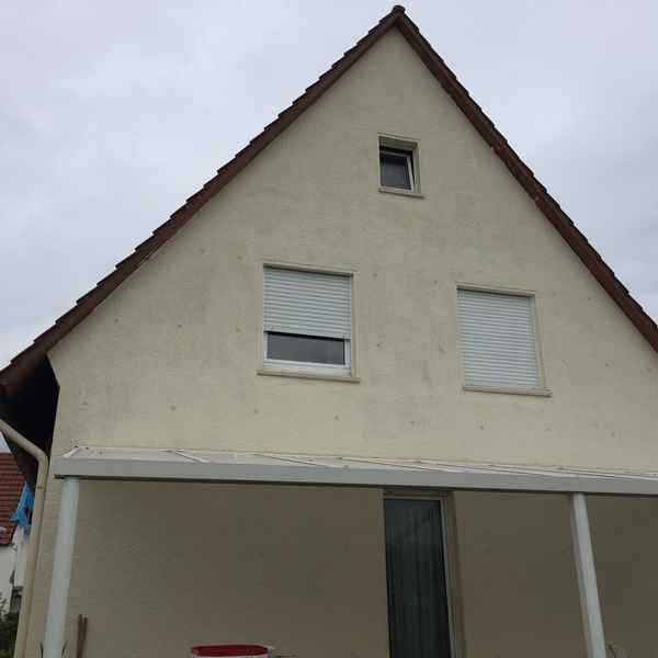 Fertig verfüllte Außenwand mit Glaswolle gedämmt.