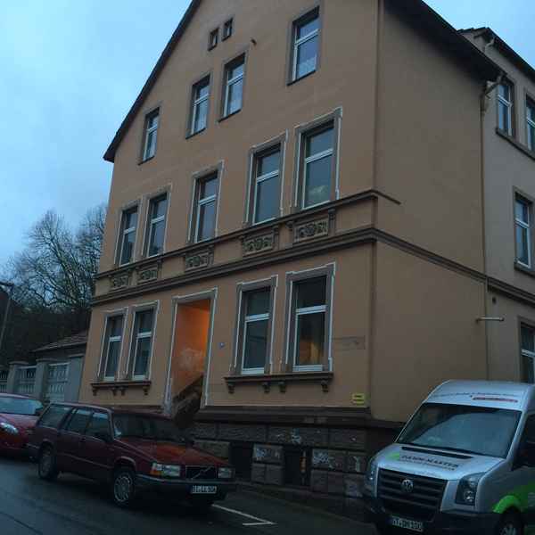Ungedämmte Fassade im Mehrfamilienhaus.