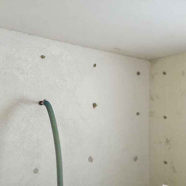 Ausblasen des Mauerwerks von innen mit Glaswolle WLG 035.