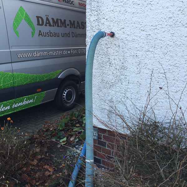 Eine von innen unzugegängliche Wand wird von aussen verfüllt.