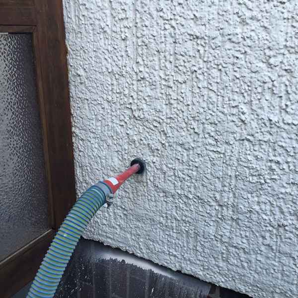 Der Hohlraum im zweischaligen Mauerwerk während des Ausblasens von aussen.