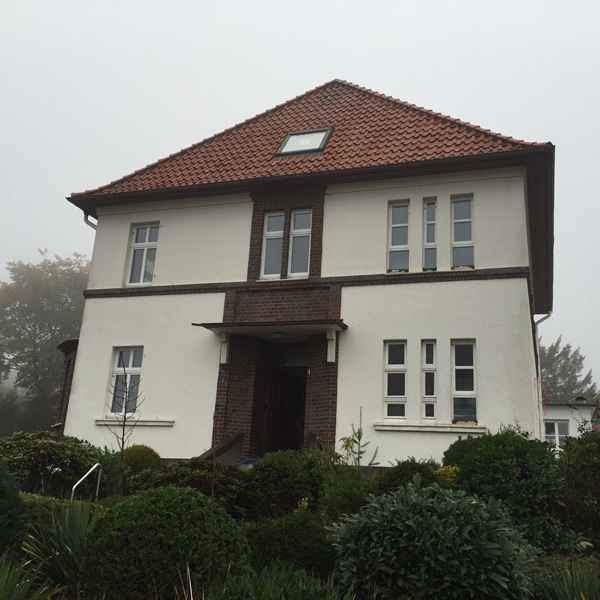 Ungedämmte Fassade einer Stadtvilla vor der Einblasdämmung.