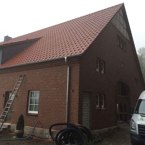 Bohrungen  in der Klinkerfassade  zum Ausblasen des Hohlraums in der Aussenwand.