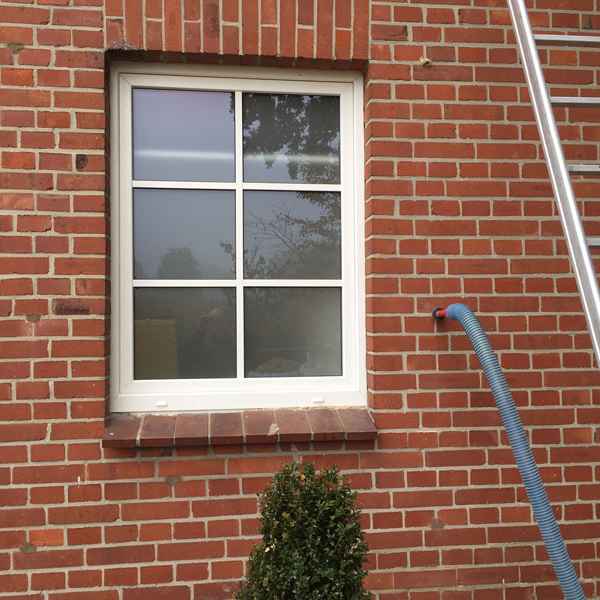 Verfüllung der Steinwolle WLG 039 in der Luftschicht der Außenwand.