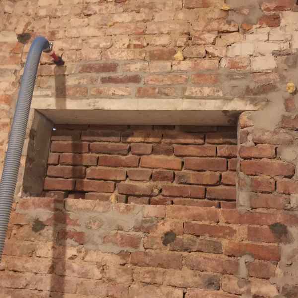 Doppelschaliges Mauerwerk mit Glaswolle WLG 034 von innen verfüllt.