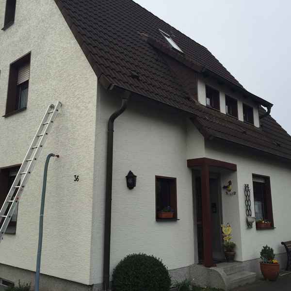 Etagenweise Verfüllung der Aussenwand durch mehrere Bohrungen.