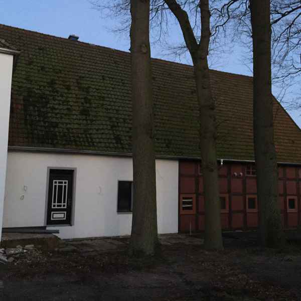 Ein Bauernhof vor der Einblasdämmung mit Steinwolle Paroc BLT7 WLG 038.