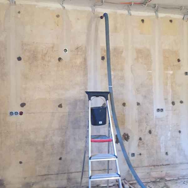 Die Platzierung der Bohrlöcher erfolgt im Abstand von weniger als 1 Meter, um eine optimale Verteilung des Dämmstoffs zu erreichen.