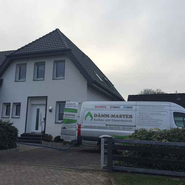 Zweischaliges Mauerwerk wurde von innen im Einblasverfahren mit isofloc Pearl WLG 033 gedämmt.