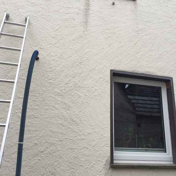 Zweischaliges Mauerwerk mit isofloc Pearl WLG 033 gedämmt.