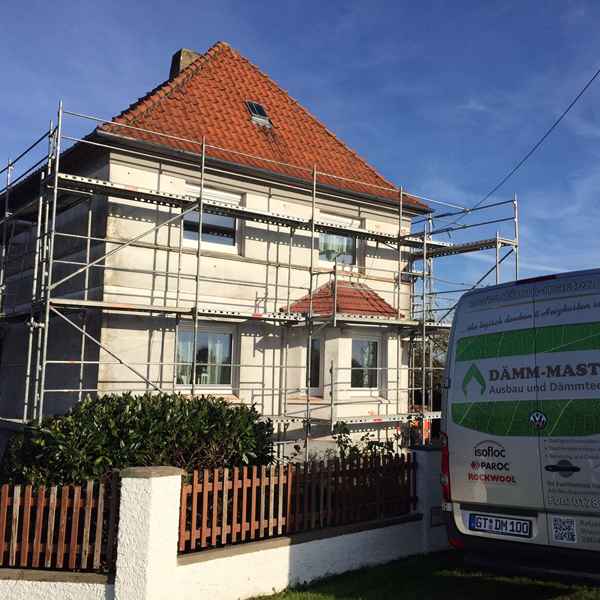 Zweischaliges Mauerwerk mit isofloc Pearl WLG 033 ausgeblasen.