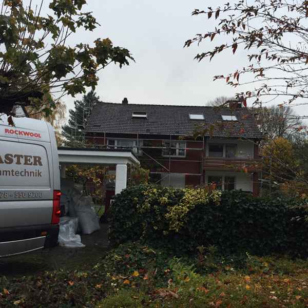 Zweischaliges Mauerwerk mit isofloc Pearl WLG 033 ausgeblasen.