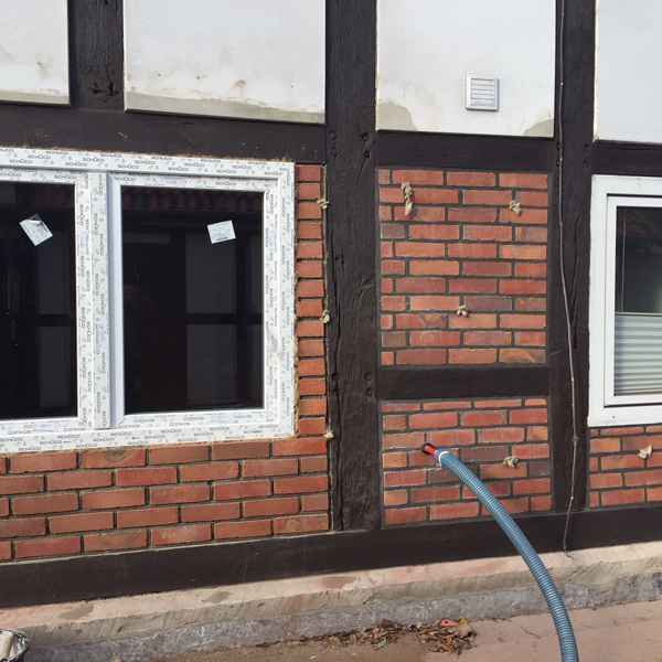 Einzelne Felder der Außenwände des Fachwerkhauses werden mit Steinwolle BLT7 gedämmt.