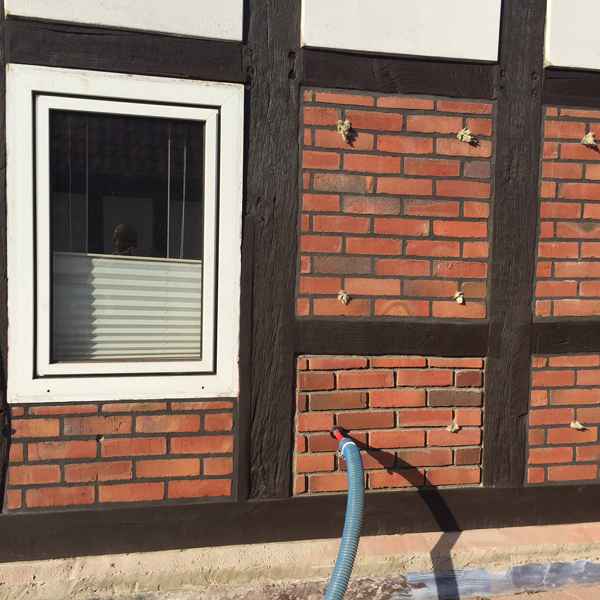 Jedes Feld in der Außenwand des Fachwerkhauses wird sorgfältig mit Steinwolle BLT7 gedämmt.