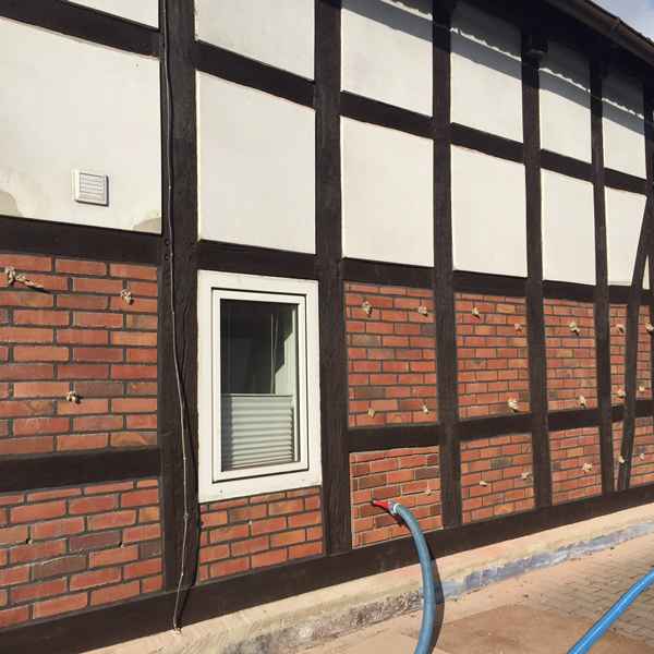 Während der Einblasdämmung werden die Bohrungen provisorisch verschlossen, bevor nach Abschluss der Dämmung richtig versiegelt werden.