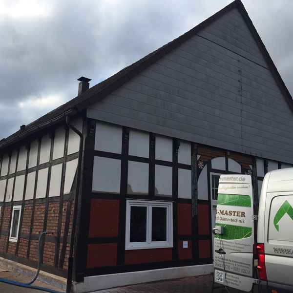 Die Außenwände des Fachwerkhauses sind nun mit Steinwolle BLT7 gedämmt.