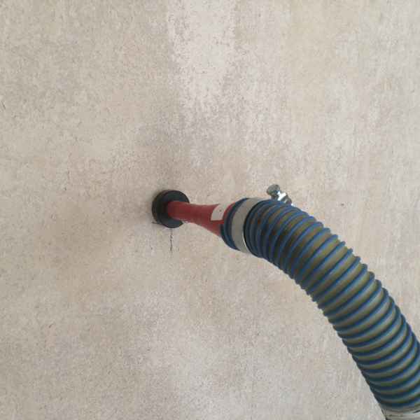 Zweischaliges Mauerwerk mit Glaswolle gedämmt.