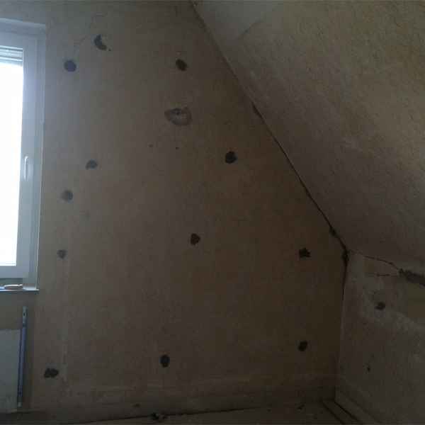 Zweischaliges Mauerwerk mit Glaswolle gedämmt.