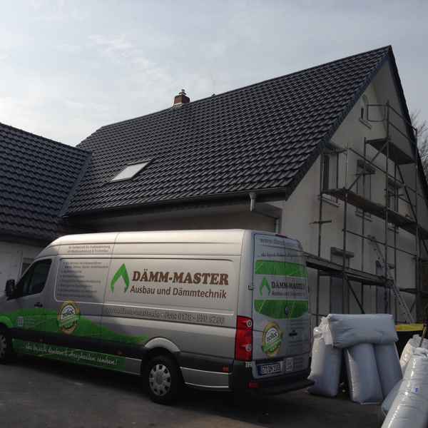 Doppelschaliges Mauerwerk mit isofloc H2WALL 033 gedämmt.