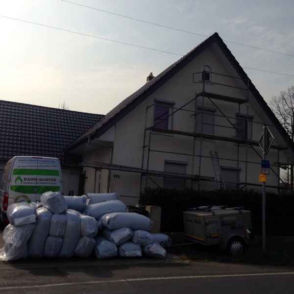 Doppelschaliges Mauerwerk mit isofloc H2WALL 033 gedämmt.