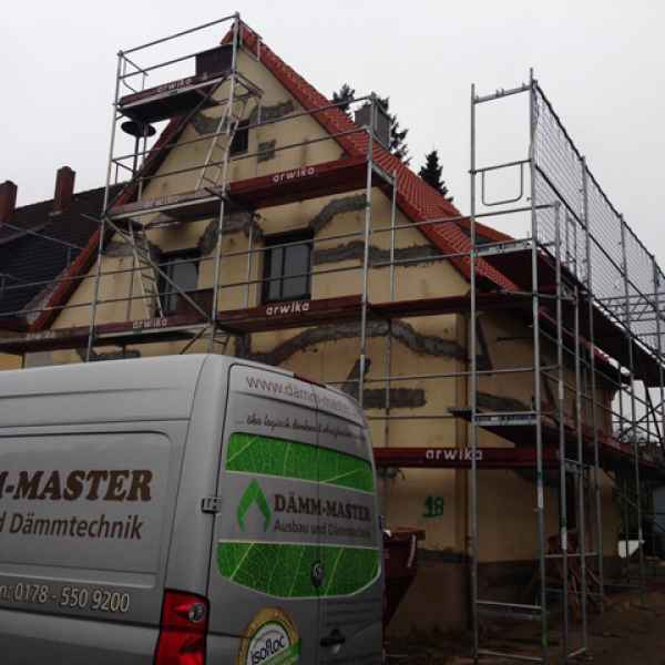 Zweischaliges Mauerwerk mit Isofloc H2Wall verfüllt.