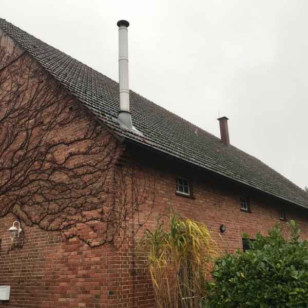 Ein Bauernhaus mit kalter ungedämmter Kellerdecke.