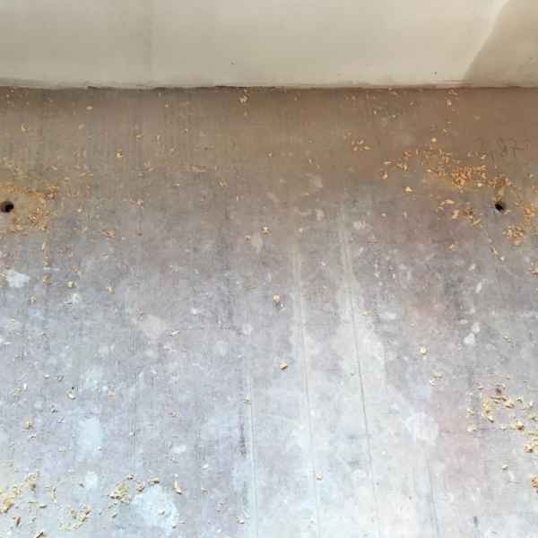 Holzbalkendecke / Kellerdecke wurde mit Bohrlöchern zum Ausblasen vorbereitet.