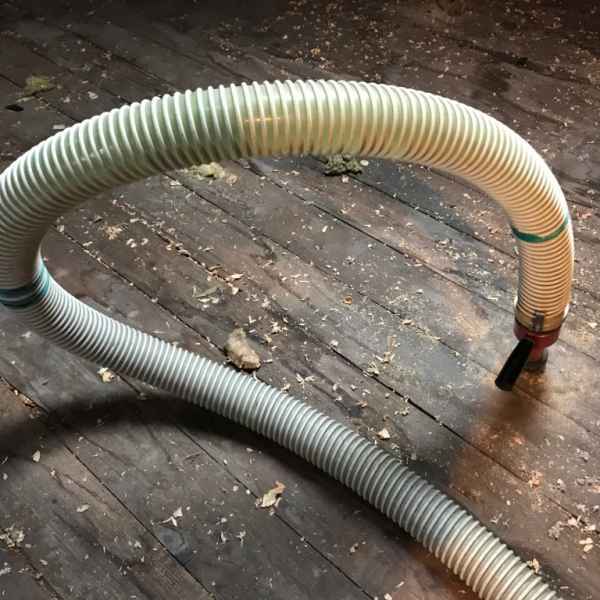 Einblasen der Zellulose in die Deckenfelder mit einer Drehdüse.