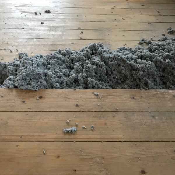 Fertig mit Zellulose ausgeblasener Dielenfußboden.